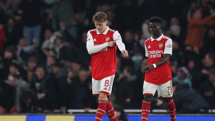 LONDON, ENGLAND - APRIL 21: Martin Odegaard and Bukayo Saka of Arsenal look dejected during the Premier League match between Arsenal FC and Southampton FC at Emirates Stadium on April 21, 2023 in London, England. (Photo by Julian Finney/Getty Images)