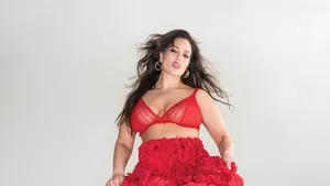 7 Gaya Model Ashley Graham Jadi Wanita Terseksi, Pemotretan Pakai Lingerie