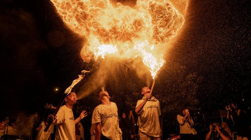 Atraksi Api Semarakkan Idul Fitri di Yogyakarta Atraksi Api Semarakkan Idul Fitri di Yogyakarta