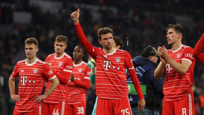 Soccer Football - Champions League - Quarter Final - Second Leg - Bayern Munich v Manchester City - Allianz Arena, Munich, Germany - April 19, 2023 Bayern Munichs Thomas Mueller, Leon Goretzka and teammates acknowledge the fans after the match REUTERS/Leonhard Simon