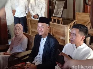 Ganjar Pakai Peci dari Megawati di Hari Pertama Lebaran: Jik Anyar