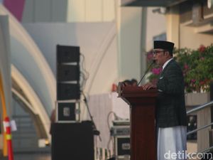 Ridwan Kamil Pamit di Hadapan Ribuan Jemaah Masjid Al Jabbar