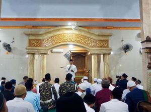 Salat Id Bareng Warga, Gus Ipul Bagi Pesan Kebaikan di Momen Idul Fitri