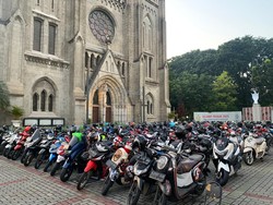 Halaman Parkir Katedral Dipenuhi Motor Jemaah Istiqlal yang Salat Id