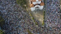 Indahnya Toleransi, Umat Islam Salat Idul Fitri di Sekitar Gereja Koinonia