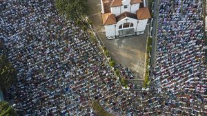 Indahnya Toleransi, Umat Islam Salat Idul Fitri di Sekitar Gereja Koinonia
