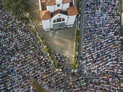 Indahnya Toleransi, Umat Islam Salat Idul Fitri di Sekitar Gereja Koinonia
