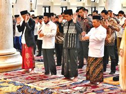 Jokowi dan Ganjar di Saf Terdepan Saat Salat Idul Fitri di Solo