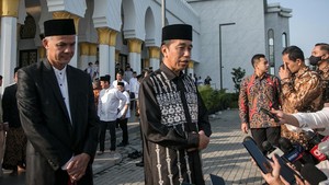 Jokowi dan Ganjar Salat Idul Fitri Bareng di Masjid Syeikh Zayed