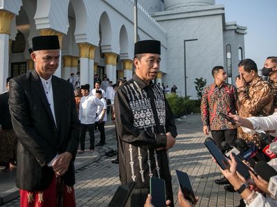 Jokowi dan Ganjar Salat Idul Fitri Bareng di Masjid Syeikh Zayed