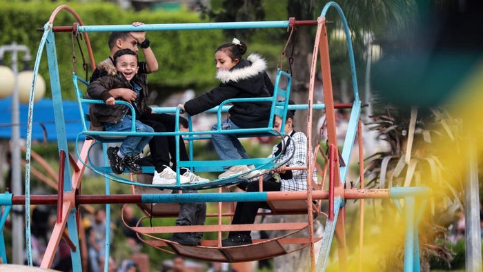 Anak-anak Palestina merayakan Idul Fitri dengan bermain di taman Kota Gaza. Yuk lihat potret keceriaan anak-anak rayakan Idul Fitri.