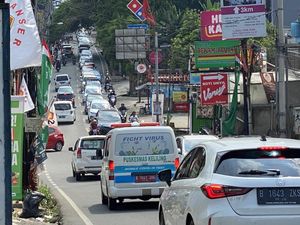 Warga Ngeluh Kena Macet 2 Jam di Pertigaan Keluar Tol Desari Warga Ngeluh Kena Macet 2 Jam di Pertigaan Keluar Tol Desari