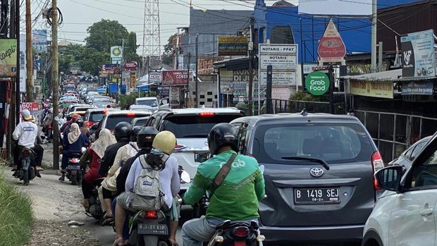 Kemacetan di pertigaan keluar Tol Desari