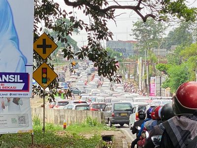 Potret Panjang Macet di Jalan Raya Sawangan-Jalan Mochtar Depok
