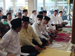 Airlangga Hartarto Salat Id di Masjid DPP Golkar Bareng Menpora dan ARB