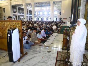 Jalan Kaki ke Masjid Al-Akbar, Khofifah Salat Id Bareng 60 Ribu Jemaah Jalan Kaki ke Masjid Al-Akbar, Khofifah Salat Id Bareng 60 Ribu Jemaah
