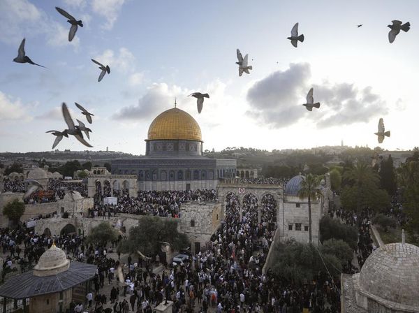 Khusyuknya Ribuan Warga Palestina Salat Idul Fitri di Masjid Al-Aqsa