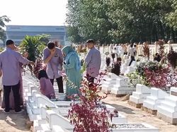 Hari Pertama Idul Fitri, Warga di Asahan Padati Pemakaman