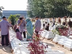 Hari Pertama Idul Fitri, Warga di Asahan Padati Pemakaman