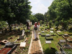 Adab Ziarah Kubur dengan Doa dan Tata Caranya