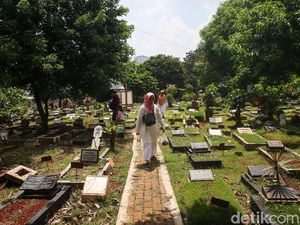 Adab Ziarah Kubur dengan Doa dan Tata Caranya Adab Ziarah Kubur dengan Doa dan Tata Caranya