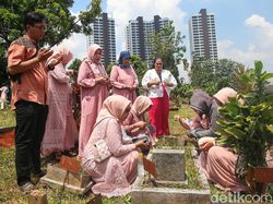 Lebaran, Warga Ziarah di Pemakaman Kramat Pela