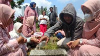 Bacaan Doa saat Menyiram Air di Kuburan
