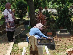 7 Hikmah Ziarah Kubur dengan Tata Cara dan Adabnya