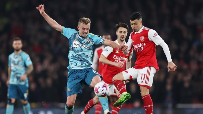 LONDON, ENGLAND - APRIL 21: James Ward-Prowse of Southampton controls the ball under pressure from Gabriel Martinelli of Arsenal during the Premier League match between Arsenal FC and Southampton FC at Emirates Stadium on April 21, 2023 in London, England. (Photo by Julian Finney/Getty Images)