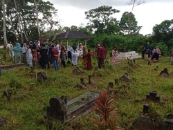 Peziarah Berdatangan ke Makam Pendiri Kampung Angantiga Badung