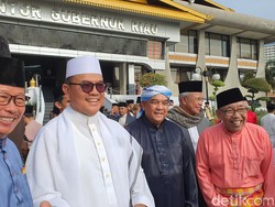 Mantan Gubernur Riau Jadi Rebutan Foto Usai Salat Id di Pekanbaru