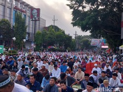 Umat Muslim Salat Id dengan Khusyuk di Pelataran Gereja Kota Malang