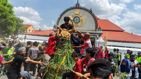 Meriahnya Rebutan Gunungan Grebeg Syawal Keraton Yogyakarta
