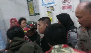 Aksi Polisi Terjang Jalan Terjal Demi Evakuasi Ibu Hamil di Sukabumi