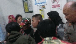 Aksi Polisi Terjang Jalan Terjal Demi Evakuasi Ibu Hamil di Sukabumi