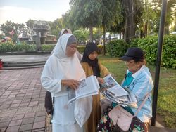 Lansia Buleleng Rela Menginap Demi Jualan Koran Bekas Saat Salat Id