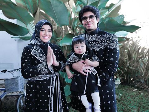 Pakai Baju Kembaran, 7 Potret Artis Rayakan Lebaran Bareng Keluarga