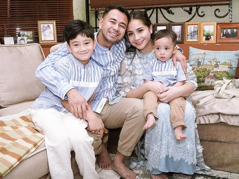 Pakai Baju Kembaran, 7 Potret Artis Rayakan Lebaran Bareng Keluarga