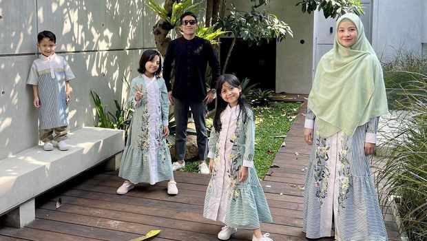 Pakai Baju Kembaran, 7 Potret Artis Rayakan Lebaran Bareng Keluarga