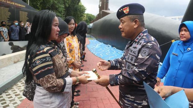 Panglima TNI Laksamana TNI Yudo Margono menyerahkan Tali Asih kepada Ibu-ibu Warakawuri dan ahli waris prajurit KRI Nanggala-402 yang diwakili Pangkoarmada II Laksda TNI Maman Firmansyah. (dok Puspen TNI)