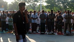 Potret Pecalang Jaga Salat Idul Fitri di Bali