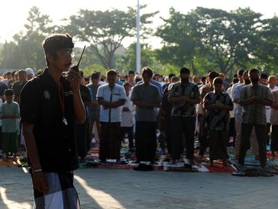Potret Pecalang Jaga Salat Idul Fitri di Bali