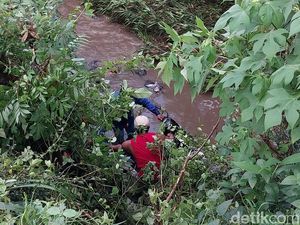 Pulang Unjung-unjung dari Rumah Mertua, Pemotor Kota Batu Jatuh ke Sungai Pulang Unjung-unjung dari Rumah Mertua, Pemotor Kota Batu Jatuh ke Sungai