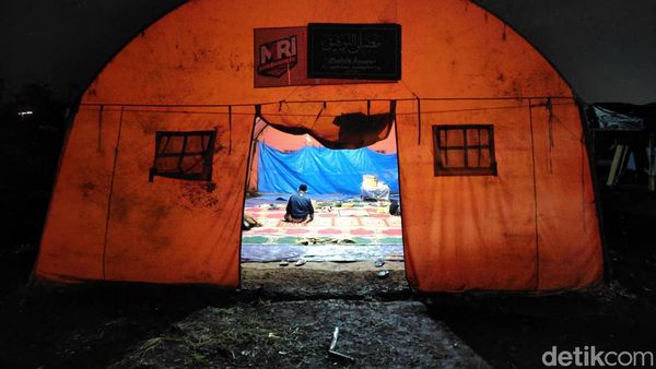 Potret Penyintas Gempa Cianjur Salat Id di Antara Puing Sisa Bencana