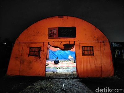 Potret Penyintas Gempa Cianjur Salat Id di Antara Puing Sisa Bencana