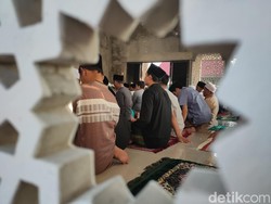 Momen Khusyuk Para Penyintas Gempa Cianjur Jalani Salat Idul Fitri