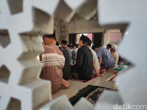 Momen Khusyuk Para Penyintas Gempa Cianjur Jalani Salat Idul Fitri Momen Khusyuk Para Penyintas Gempa Cianjur Jalani Salat Idul Fitri