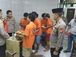 Lebaran, Kapolsek Tanjung Duren Makan Ketupat Opor Bareng Tahanan Lebaran, Kapolsek Tanjung Duren Makan Ketupat Opor Bareng Tahanan