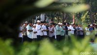 Potret Salat Idul Fitri di Taman Menteng Jakarta