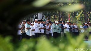 Potret Salat Idul Fitri di Taman Menteng Jakarta